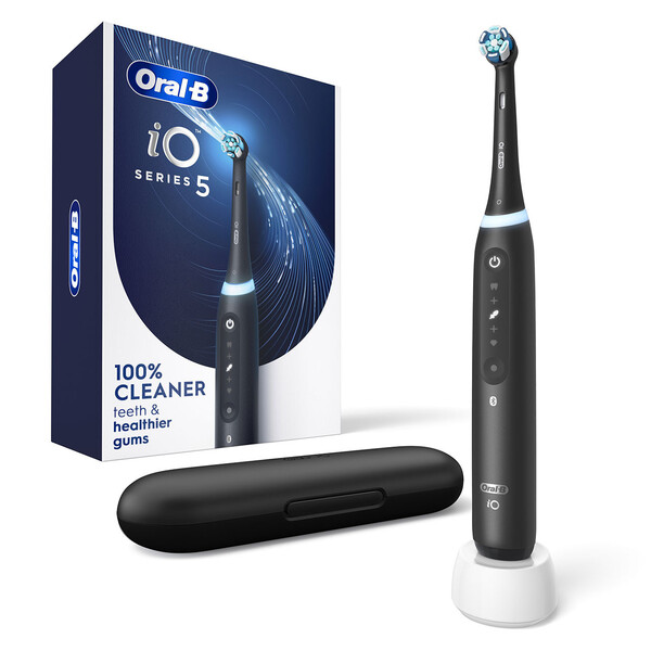 Oral-B iO5 (mattamusta) ja 2 harjaspäätä sekä matkakotelo